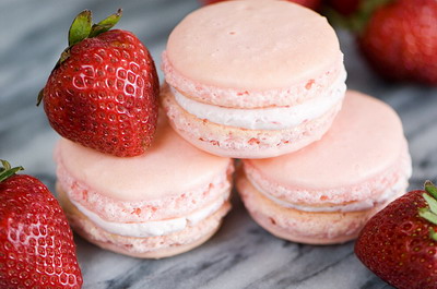 mouthwatering-strawberry-macarons