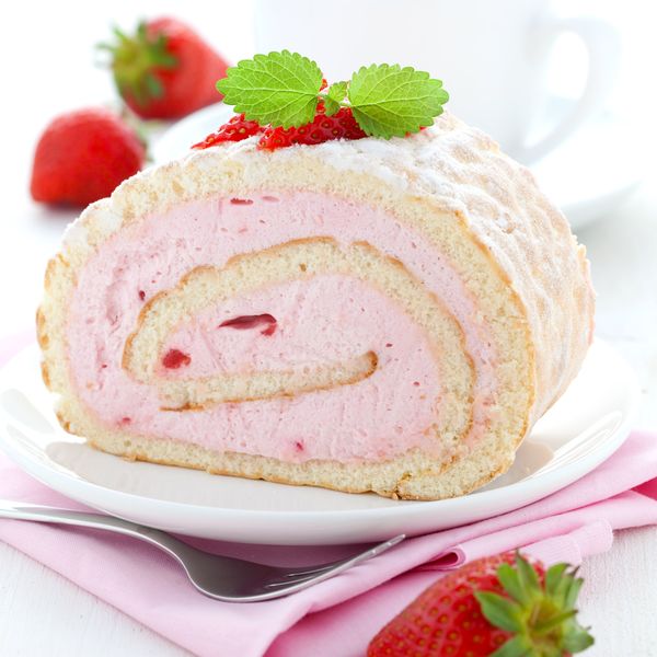 strawberry-cream-swiss-roll
