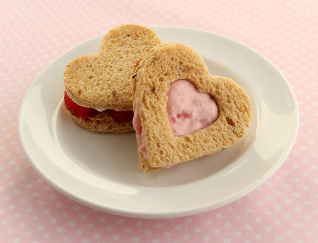 vt_strawberry_creamcheese_sandwiches